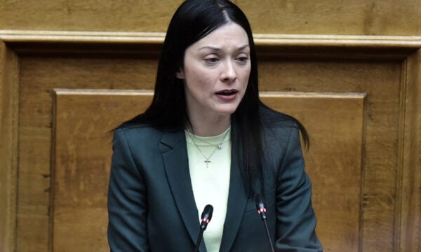 Νάντια Γιαννακοπούλου: Αποστάσεις από τον Φαραντούρη για τη φράση «χαριεντίζεσαι με υπουργούς» προς τη Σδούκου