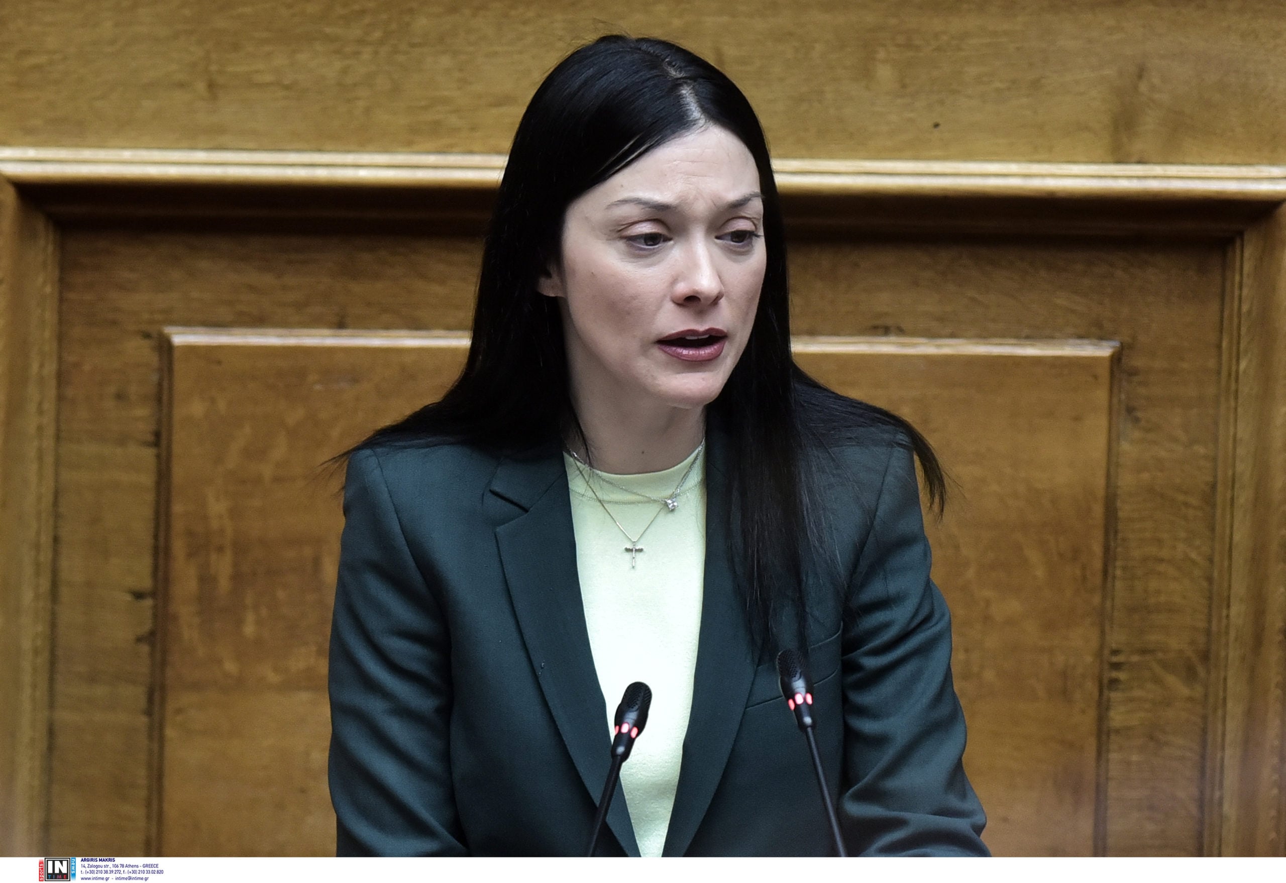 Νάντια Γιαννακοπούλου: Αποστάσεις από τον Φαραντούρη για τη φράση «χαριεντίζεσαι με υπουργούς» προς τη Σδούκου