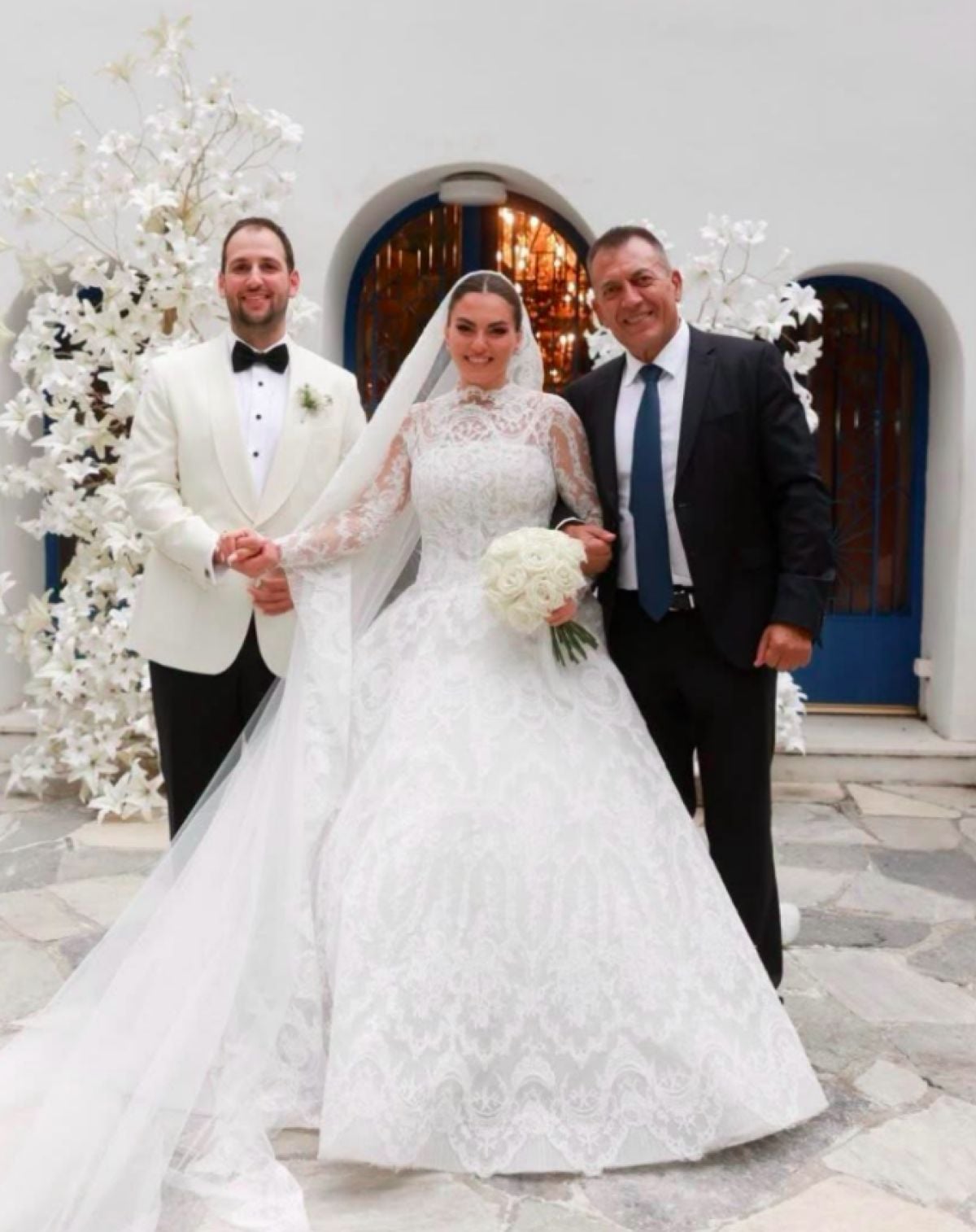 Καβούρι: Η κόρη γνωστού Έλληνα πολιτικού παντρεύτηκε σε λαμπερή τελετή – Φωτογραφίες από τον εντυπωσιακό γάμο 10 Παντρεύτηκε η κόρη του Γιάννης Βρούτση