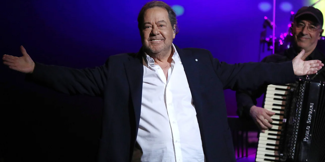 Γιάννης Πάριος: Ο καλλιτέχνης δεν είναι δημόσιος υπάλληλος – Δεν έχουν τα γκατς να βάλουν το όνομά τους 15 Γιάννης Πάριος: «Ο καλλιτέχνης δεν είναι δημόσιος υπάλληλος - Δεν έχουν τα γκατς να βάλουν το όνομά τους»