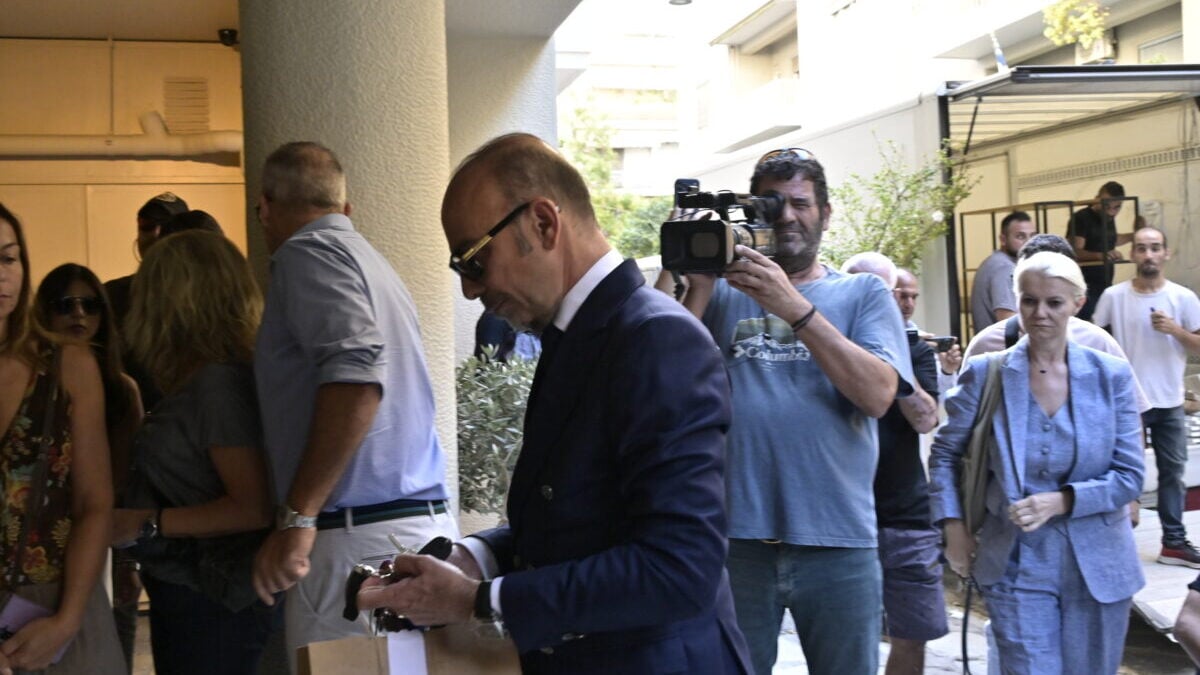 Γιώργος Μαζωνάκης: «Η πλασμαφαίρεση πραγματοποιείται μόνο σε 4 νοσοκομεία στην Αθήνα» λέει η Ματίνα Παγώνη 1 Γιώργος Μαζωνάκης: «Η πλασμαφαίρεση πραγματοποιείται μόνο σε 4 νοσοκομεία στην Αθήνα» λέει η Ματίνα Παγώνη