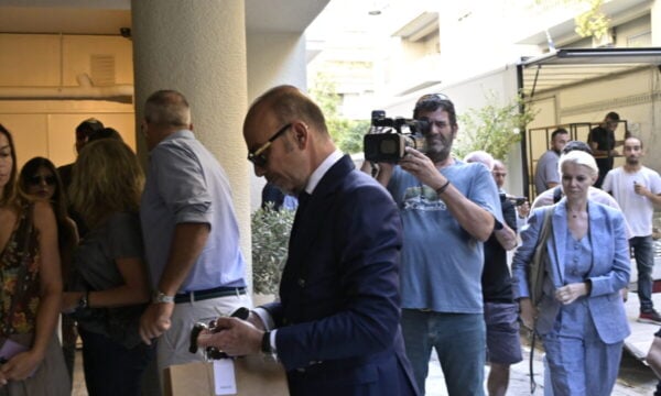 Γιώργος Μαζωνάκης: «Η πλασμαφαίρεση πραγματοποιείται μόνο σε 4 νοσοκομεία στην Αθήνα» λέει η Ματίνα Παγώνη
