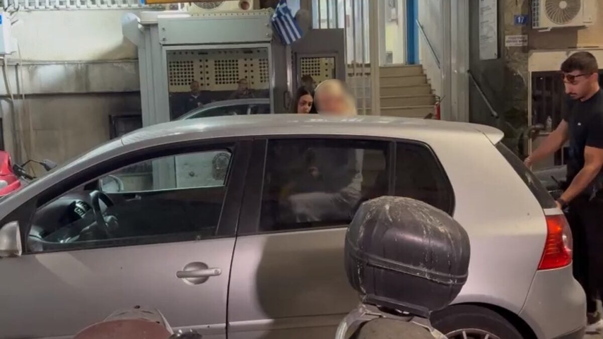 Γιώργος Μαζωνάκης: Στις φυλακές Κορυδαλλού η γιατρός που κατηγορείται για τον θάνατο του τραγουδιστή 1 Γιώργος Μαζωνάκης: Στις φυλακές Κορυδαλλού η γιατρός που κατηγορείται για τον θάνατο του τραγουδιστή