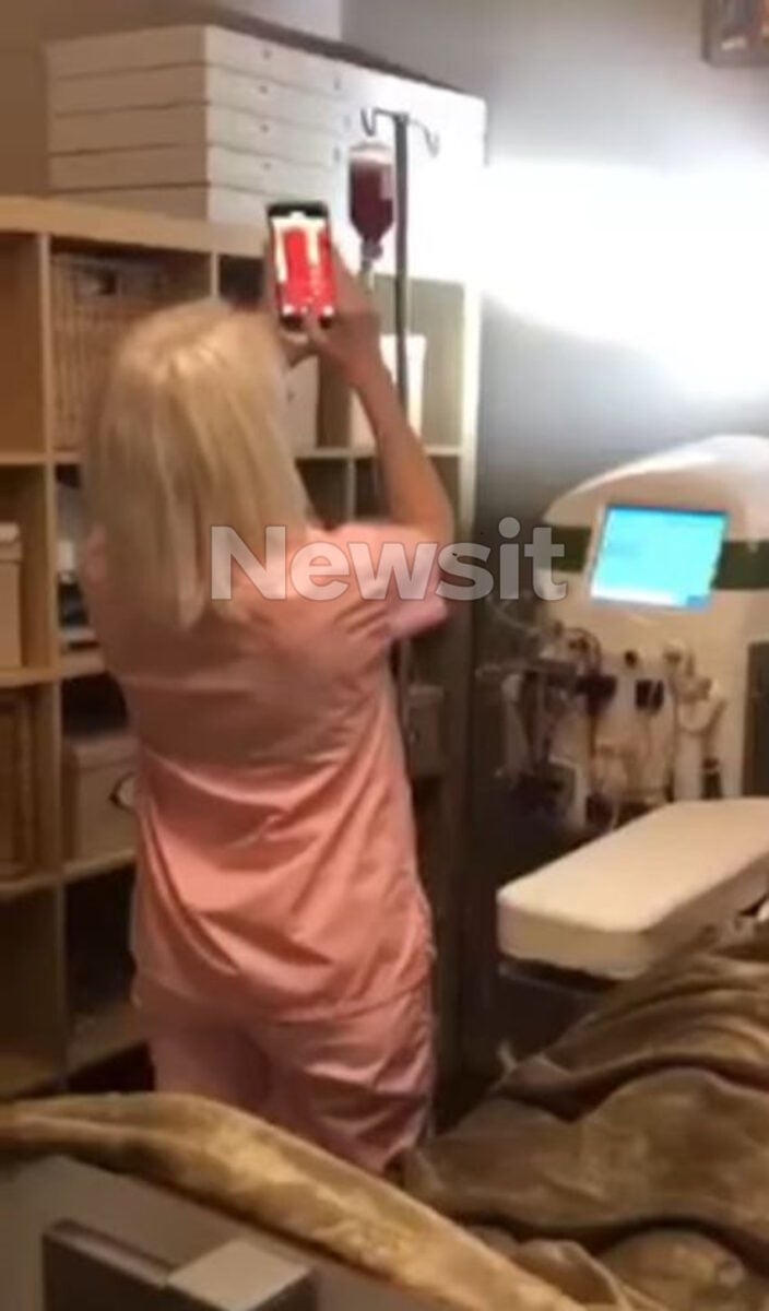 Γιώργος Μαζωνάκης: Η γιατρός του Κολωνακίου, το μηχάνημα πλασμαφαίρεσης της κλινικής και η έκπληξη των διασωστών 8 Γιώργος Μαζωνάκης: Η γιατρός του Κολωνακίου, το μηχάνημα πλασμαφαίρεσης της κλινικής και η έκπληξη των διασωστών