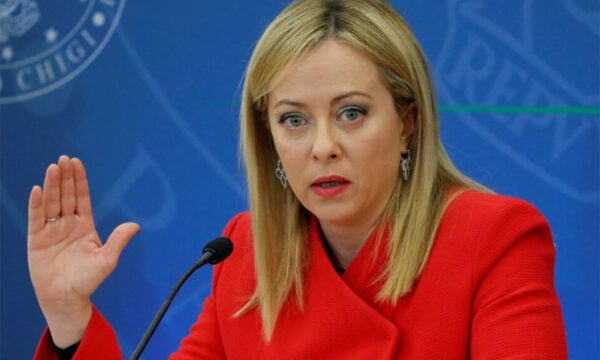 Μελόνι: Πλαφόν στους ξένους μαθητές για να «σπάσουν» τα σχολικά «γκέτο» – Στο στόχαστρο και η μπούρκα