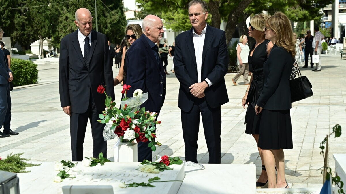 Κηδεία Μαργαρίτας Παπανδρέου: Οι συγκλονιστικοί επικήδειοι των γιων της – «Ήσουν μια γαλήνη μέσα στη φουρτούνα» 1 Κηδεία Μαργαρίτας Παπανδρέου: Οι συγκλονιστικοί επικήδειοι των γιων της – «Ήσουν μια γαλήνη μέσα στη φουρτούνα»