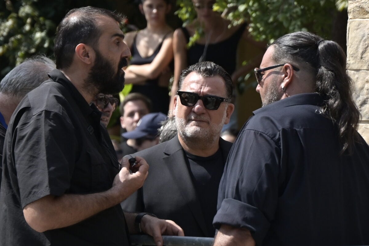 Κηδεία Γιώργου Μαζωνάκη: Οι διάσημοι που βρέθηκαν στο «ύστατο χαίρε» – Παπαρίζου, Θεοδωρίδου και Ψινάκης 33 Κηδεία Γιώργου Μαζωνάκη: Οι διάσημοι που βρέθηκαν στο «ύστατο χαίρε» – Παπαρίζου, Θεοδωρίδου και Ψινάκης