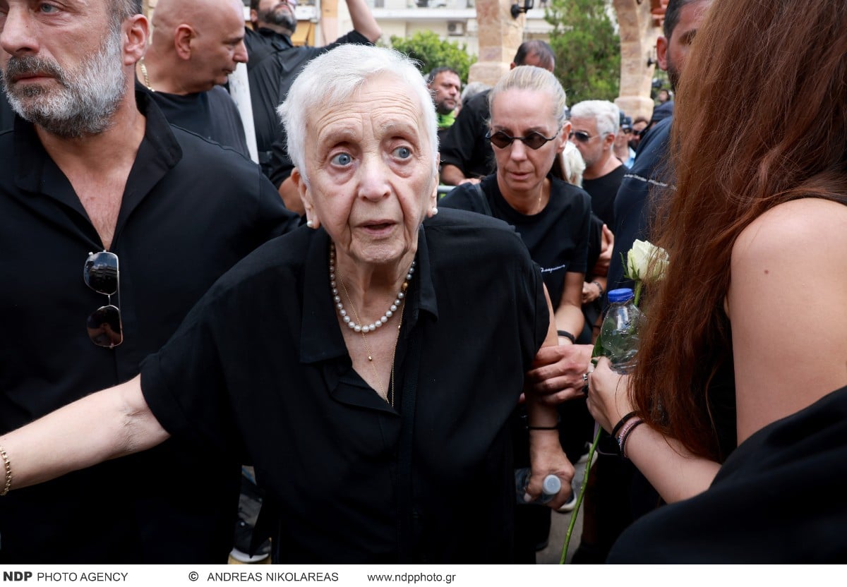 Κηδεία Μαζωνάκη: Οι γονείς και οι αδερφές του ακολούθησαν το φέρετρό του με κλάματα 18 Κηδεία Γιώργου Μαζωνάκη