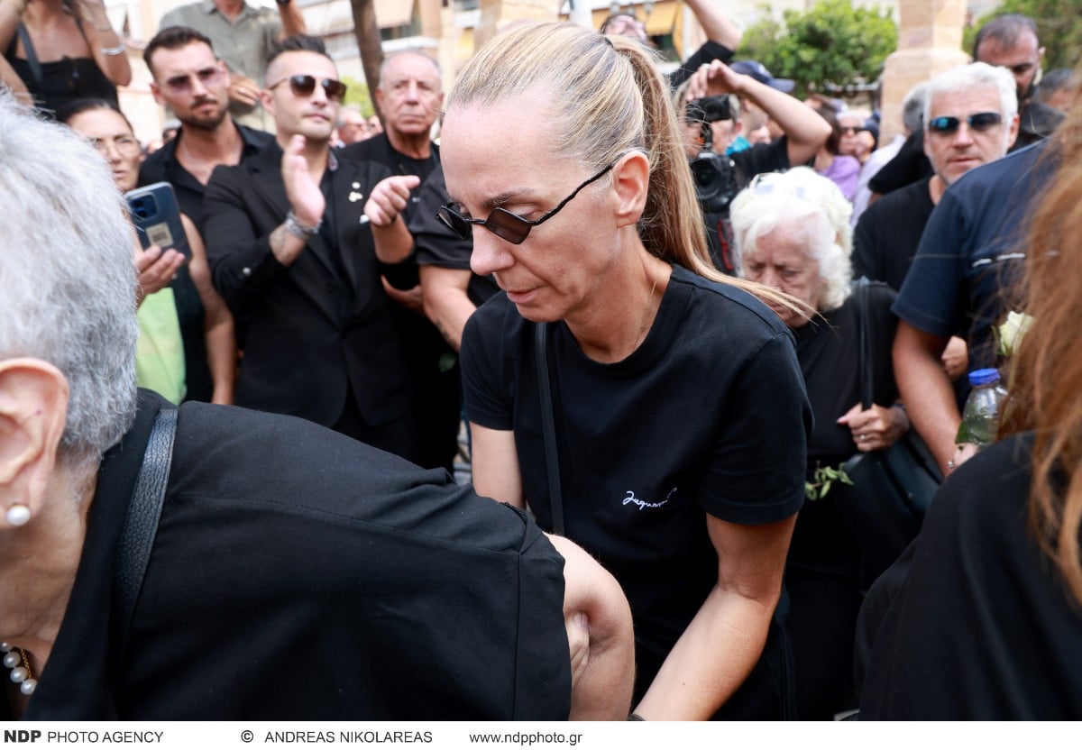 Κηδεία Μαζωνάκη: Οι γονείς και οι αδερφές του ακολούθησαν το φέρετρό του με κλάματα 19 Κηδεία Γιώργου Μαζωνάκη