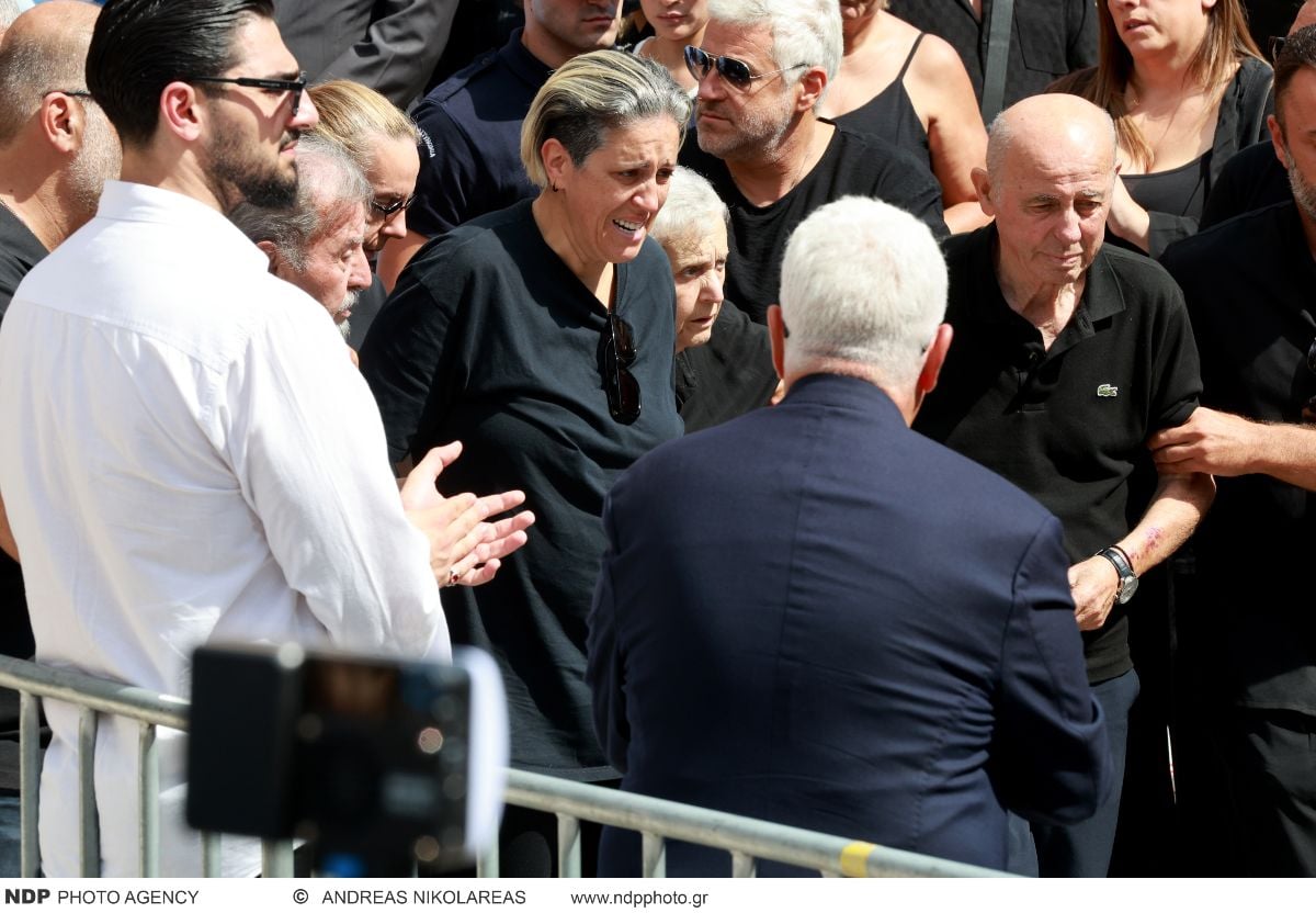 Κηδεία Μαζωνάκη: Οι γονείς και οι αδερφές του ακολούθησαν το φέρετρό του με κλάματα 20 Κηδεία Γιώργου Μαζωνάκη