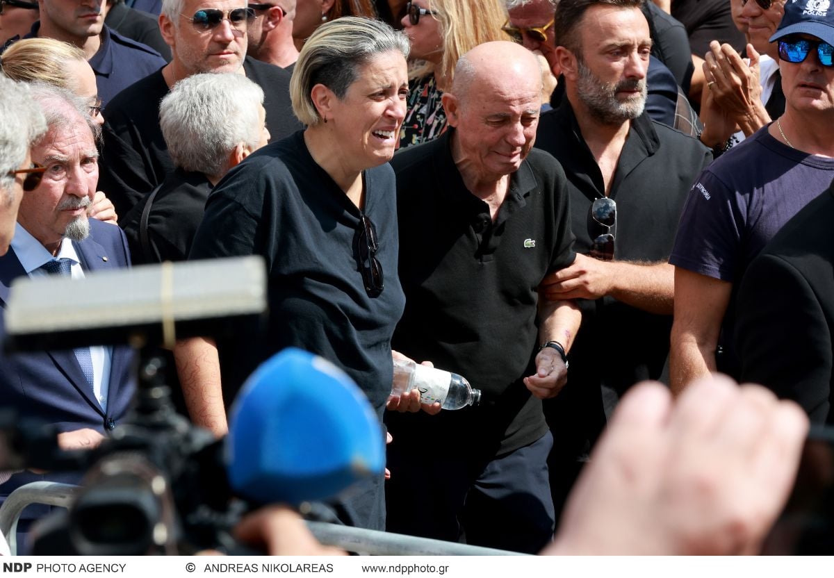 Κηδεία Μαζωνάκη: Οι γονείς και οι αδερφές του ακολούθησαν το φέρετρό του με κλάματα 23 Κηδεία Γιώργου Μαζωνάκη