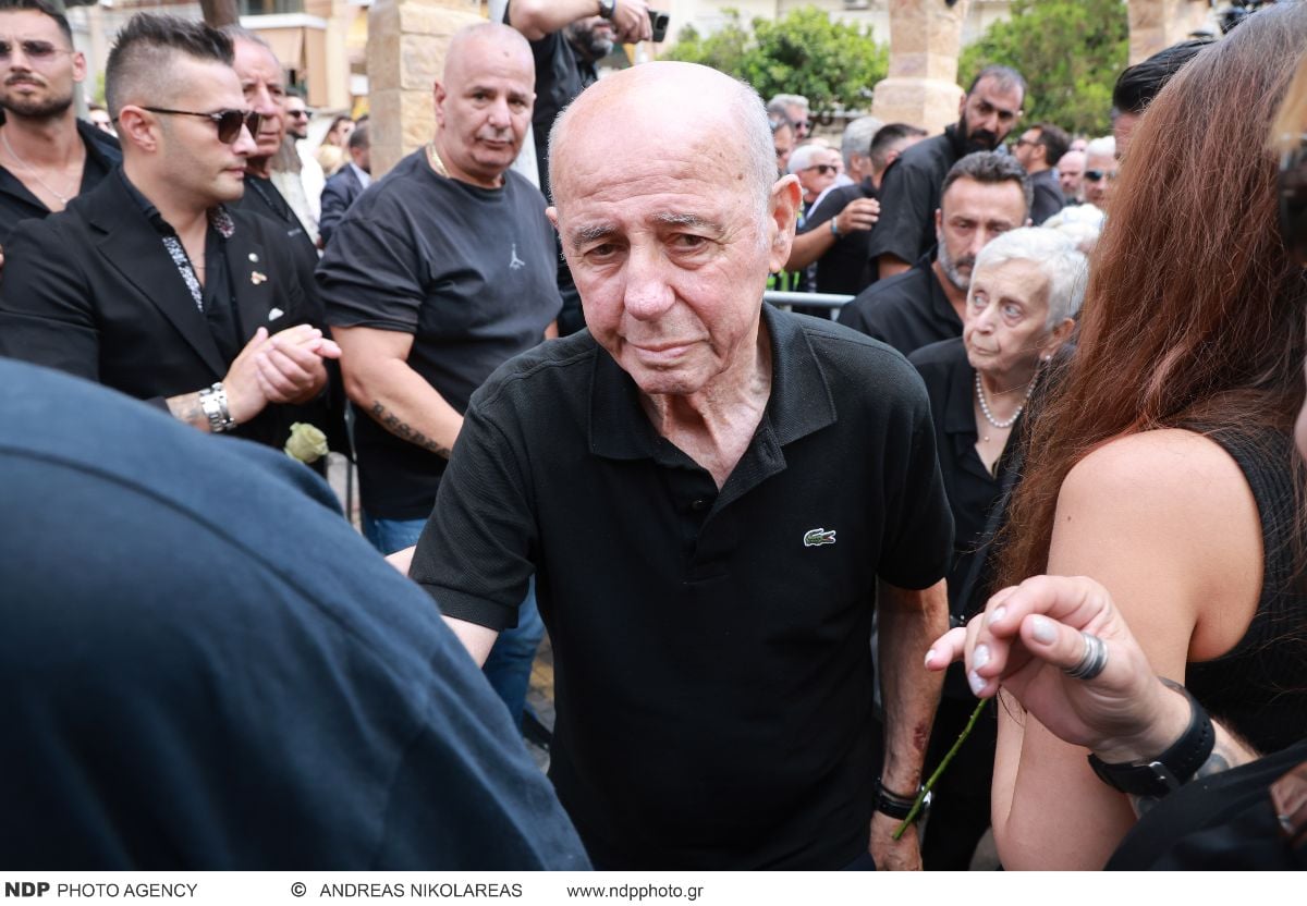 Κηδεία Μαζωνάκη: Οι γονείς και οι αδερφές του ακολούθησαν το φέρετρό του με κλάματα 25 Κηδεία Γιώργου Μαζωνάκη