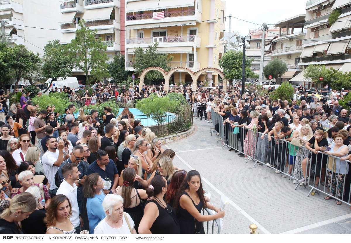 Μαζωνάκης: Ρίγη συγκίνησης έξω από τον Ιερό Ναό Αγίας Τριάδος στη Νίκαια – Χιλιάδες κόσμος αποχαιρετά τον «Μαζω» 24 Γιώργος Μαζωνάκης