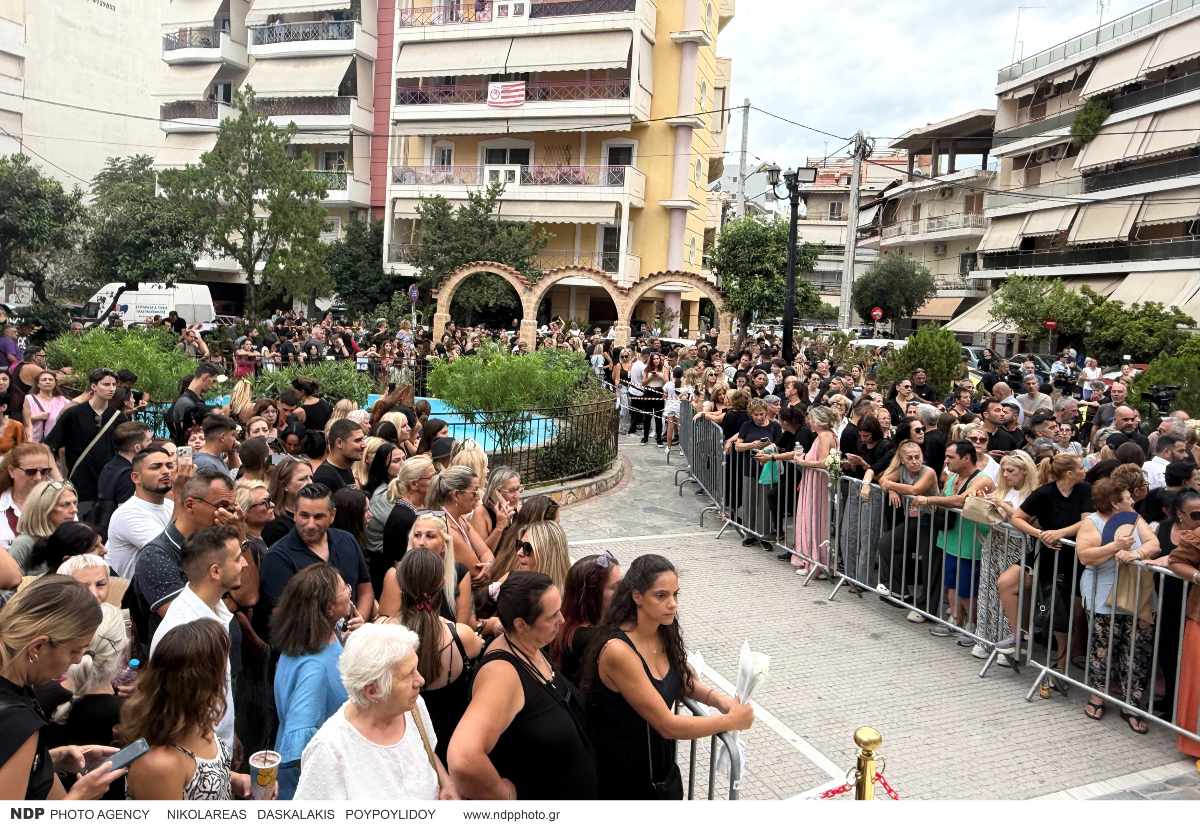 Μαζωνάκης: Ρίγη συγκίνησης έξω από τον Ιερό Ναό Αγίας Τριάδος στη Νίκαια – Χιλιάδες κόσμος αποχαιρετά τον «Μαζω» 22 Γιώργος Μαζωνάκης