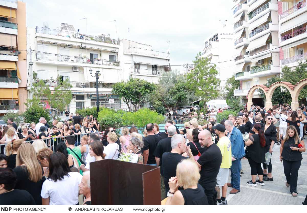 Μαζωνάκης: Ρίγη συγκίνησης έξω από τον Ιερό Ναό Αγίας Τριάδος στη Νίκαια – Χιλιάδες κόσμος αποχαιρετά τον «Μαζω» 19 Γιώργος Μαζωνάκης