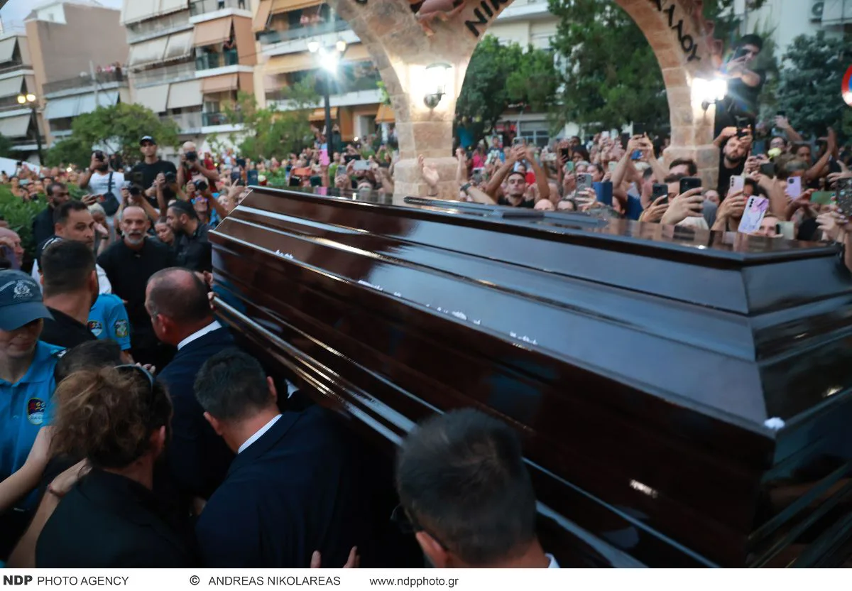 Μαζωνάκης: Οι γονείς και οι αδερφές του στο λαϊκό προσκύνημα στη Νίκαια 19 Γιώργος Μαζωνάκης