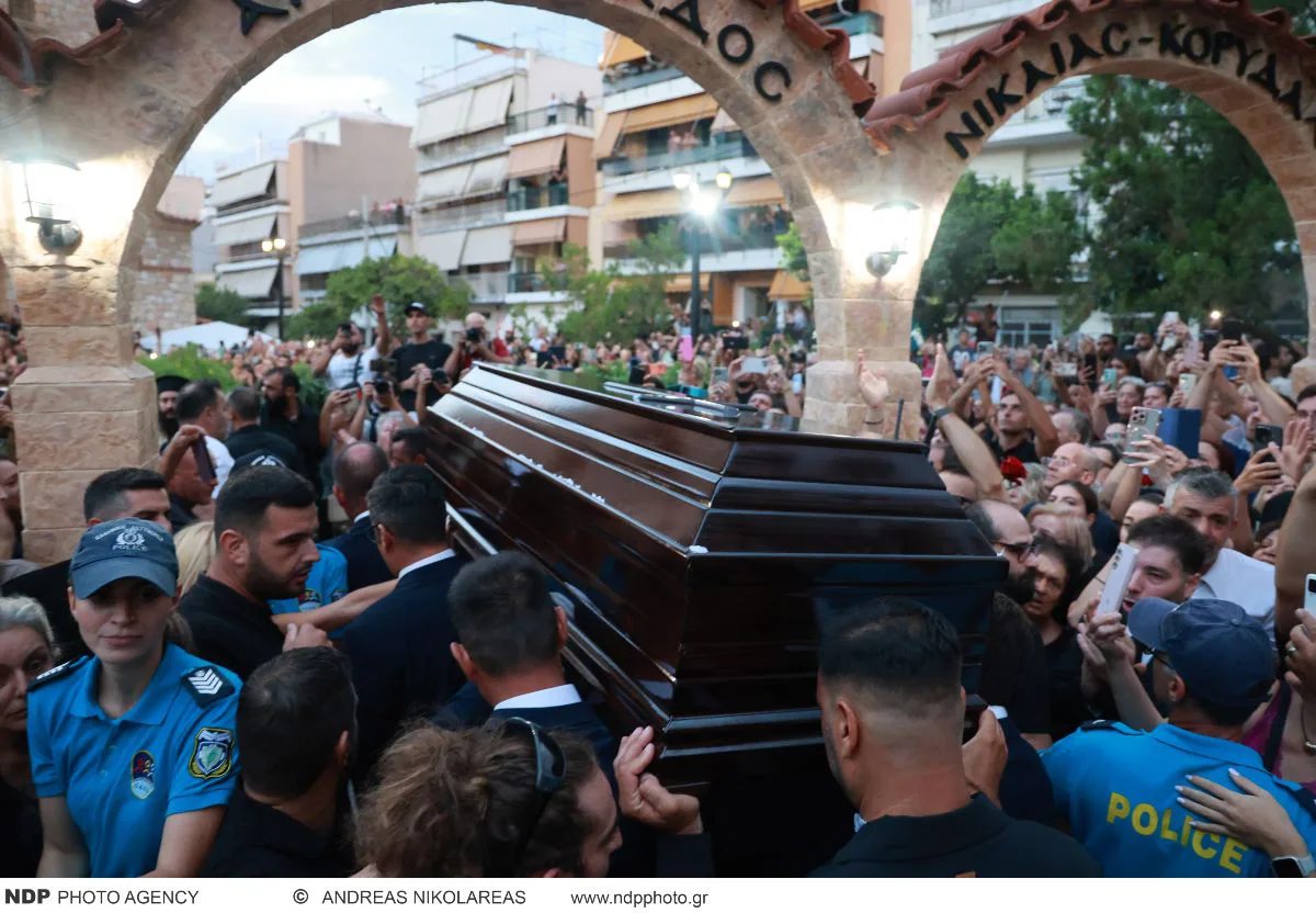Μαζωνάκης: Οι γονείς και οι αδερφές του στο λαϊκό προσκύνημα στη Νίκαια 20 Γιώργος Μαζωνάκης