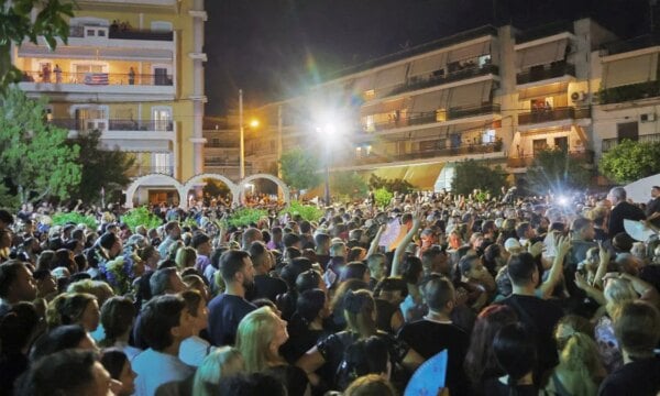 Ένταση στη «λαϊκή αγρυπνία» του Μαζωνάκη: Λιποθυμικό επεισόδιο έξω από την εκκλησία – Βίντεο
