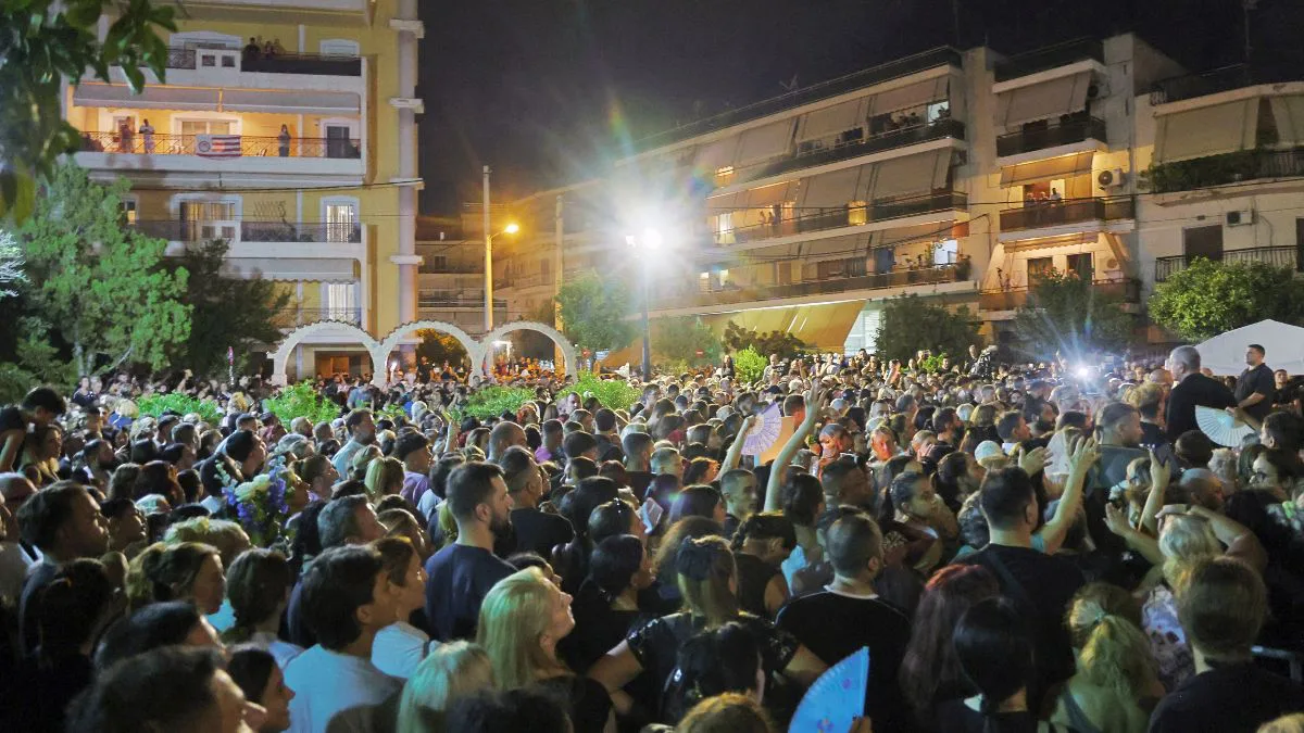 Ένταση στη «λαϊκή αγρυπνία» του Μαζωνάκη: Λιποθυμικό επεισόδιο έξω από την εκκλησία – Βίντεο