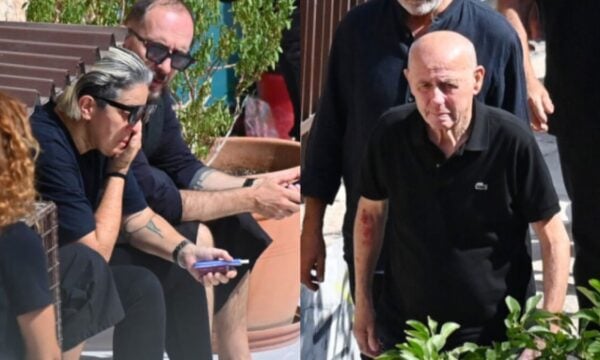 Κηδεία Μαζωνάκη: Η οικογένειά του στο τελευταίο αντίο – Οι γονείς και οι αδερφές του (Φωτογραφίες)