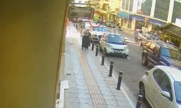 Γιώργος Μαζωνάκης: Βίντεο ντοκουμέντο με το ασθενοφόρο να φτάνει στο ιατρείο του Κολωνακίου για να τον παραλάβει