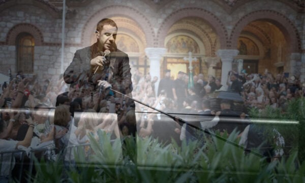Κηδεία Γιώργου Μαζωνάκη: Λαοθάλασσα στο λαϊκό προσκύνημα και στον τελευταίο αποχαιρετισμό, στη Νίκαια
