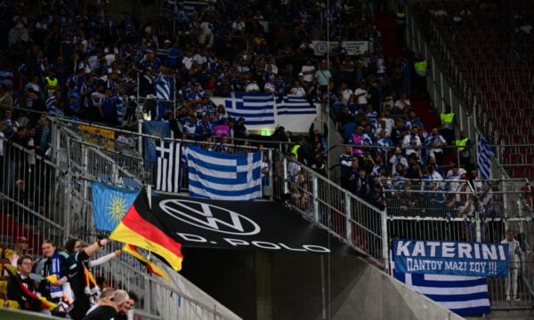 Γερμανία – Ελλάδα: Οι χιλιάδες Έλληνες στις εξέδρες συγκλόνισαν στην ανάκρουση του Εθνικού Ύμνου