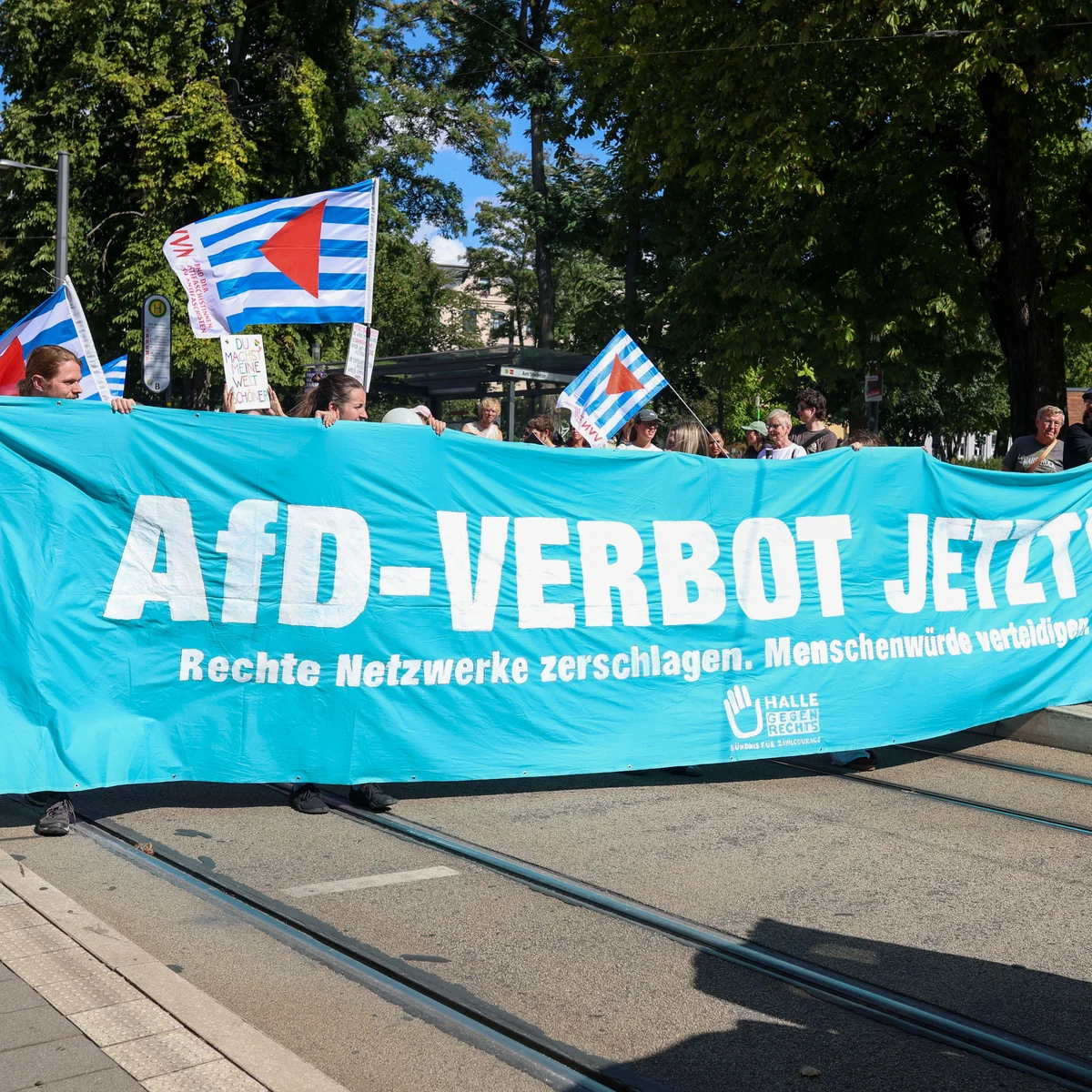 Le Monde για τη νίκη του ακροδεξιού AFD στη Σαξονία-Άνχαλτ: Αλλάζει ο πολιτικός χάρτης στη Γερμανία – Το δίλημμα για το Βερολίνο, το μήνυμα σε Βρυξέλλες και ΗΠΑ 9 Le Monde για τη νίκη του ακροδεξιού AFD στη Σαξονία-Άνχαλτ: Αλλάζει ο πολιτικός χάρτης στη Γερμανία – Το δίλημμα για το Βερολίνο, το μήνυμα σε Βρυξέλλες και ΗΠΑ