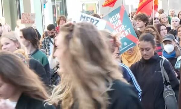 Γερμανία: Μαθητές διαδηλώνουν κατά της υποχρεωτικής θητείας – «Δεν θα συμμετάσχουμε στους πολέμους σας»