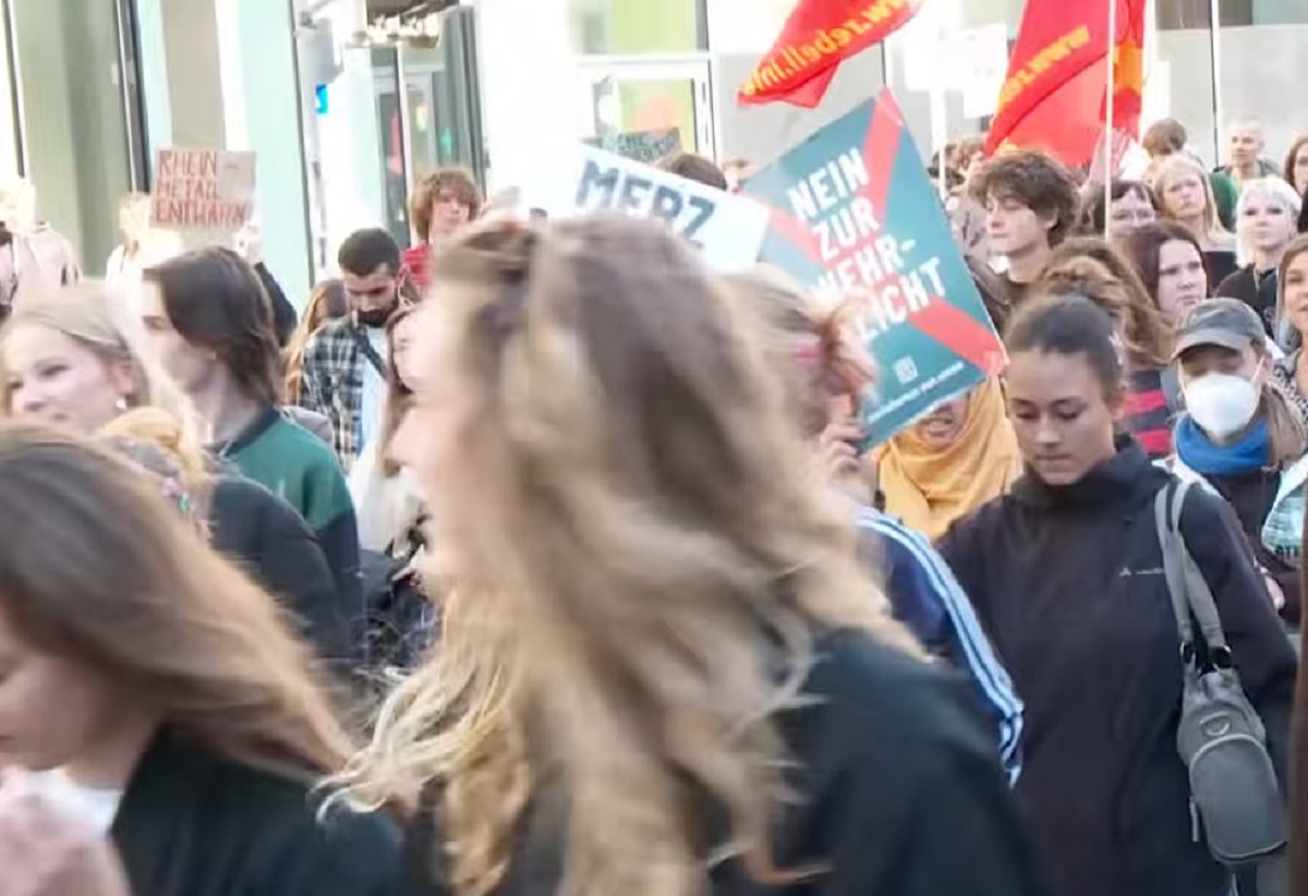 Γερμανία: Μαθητές διαδηλώνουν κατά της υποχρεωτικής θητείας – «Δεν θα συμμετάσχουμε στους πολέμους σας»