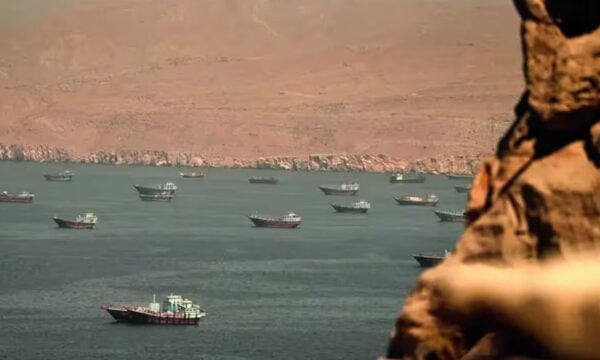 Στενά του Ορμούζ: Περίπου 60 εμπορικά πλοία τα διέσχισαν παρά τον πόλεμο ΗΠΑ-Ιράν
