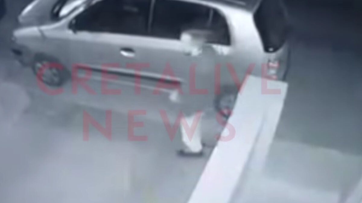 Ηράκλειο: 40χρονος παρακολουθούσε γυναίκες, τις φωτογράφιζε στα σπίτια τους και αυνανιζόταν – Βίντεο από τη δράση του 1 Ηράκλειο: 40χρονος παρακολουθούσε γυναίκες, τις φωτογράφιζε στα σπίτια τους και αυνανιζόταν – Βίντεο από τη δράση του