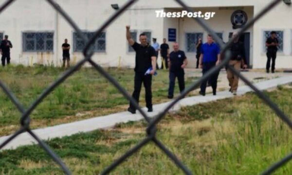 Αποφυλακίστηκε ο Ηλίας Κασιδιάρης – Τον περίμεναν οπαδοί του φωνάζοντας: Ηλία θυμήσου, είμαστε μαζί σου