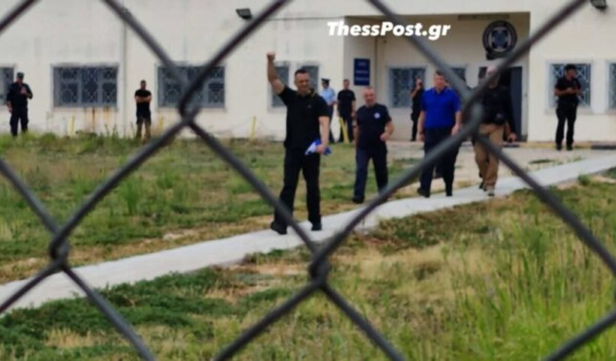 Αποφυλακίστηκε ο Ηλίας Κασιδιάρης – Τον περίμεναν οπαδοί του φωνάζοντας: Ηλία θυμήσου, είμαστε μαζί σου