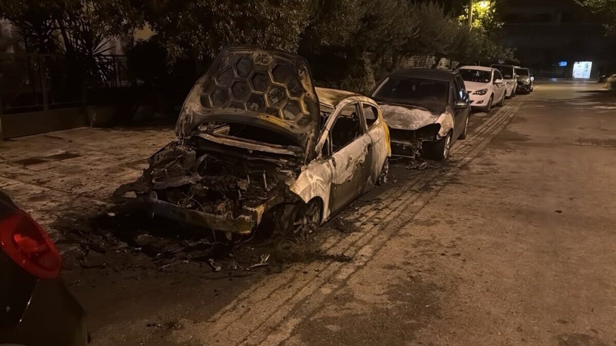 Ηλιούπολη: Πυρκαγιά σε αυτοκίνητα προκάλεσε μεγάλες ζημιές στα οχήματα 1 Ηλιούπολη: Πυρκαγιά σε αυτοκίνητα προκάλεσε μεγάλες ζημιές στα οχήματα