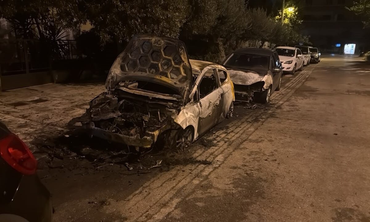 Ηλιούπολη: Πυρκαγιά σε αυτοκίνητα προκάλεσε μεγάλες ζημιές στα οχήματα