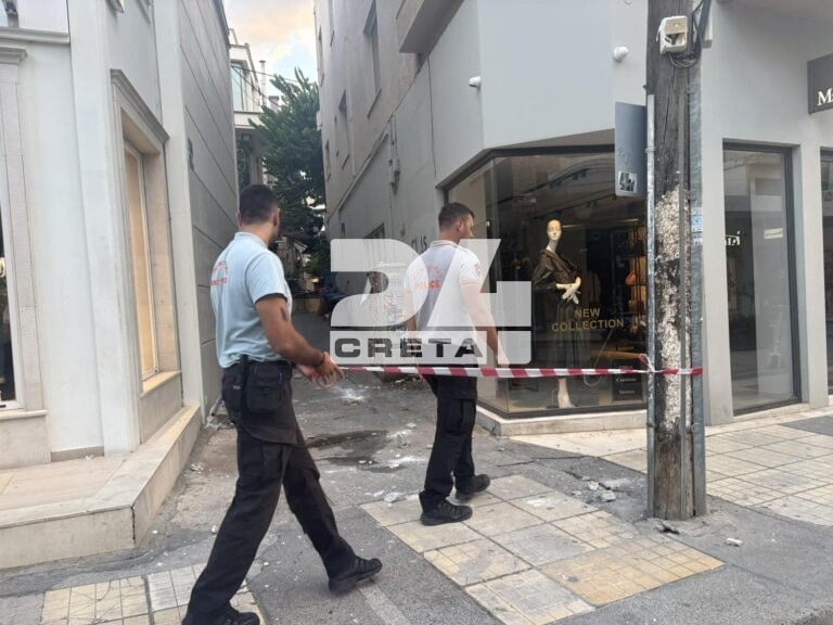 Ηράκλειο: Κομμάτια από μπαλκόνι έπεσαν σε ώρα αιχμής – Φωτογραφίες 10 Έπεσε τμήμα από μπαλκόνι και στο κέντρο του Ηρακλείου