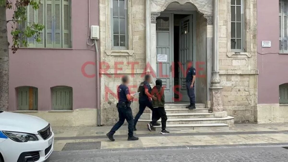 Ηράκλειο: Ενώπιον εισαγγελέα ο 40χρονος που παρακολουθούσε γυναίκες – Τα σκληρά βίντεο παιδικής πορνογραφίας και η εμμονή με μια 18χρονη 1 Ηράκλειο: Ενώπιον εισαγγελέα ο 40χρονος που παρακολουθούσε γυναίκες – Τα σκληρά βίντεο παιδικής πορνογραφίας και η εμμονή με μια 18χρονη