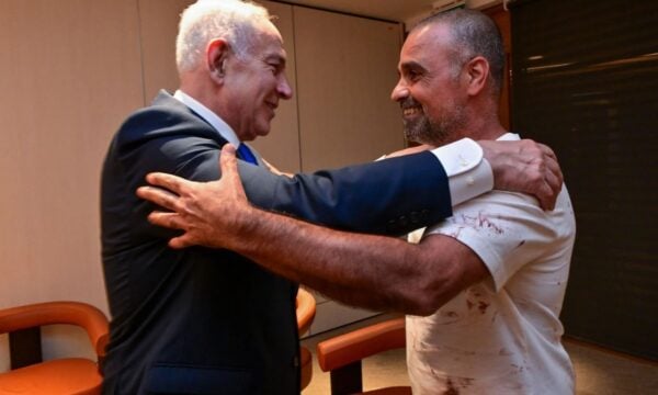 Ισραήλ: Ο Μπενιαμίν Νετανιάχου συναντήθηκε στο αεροδρόμιο με επιβάτες της πτήσης της Flydubai – «Βλέπω ένα λιοντάρι, έναν μεγάλο ήρωα» – BINTEO