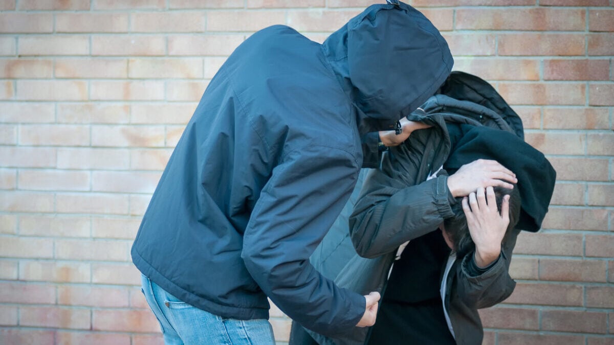 Κηφισιά: Πέντε ανήλικοι χτύπησαν με γροθιές και κλωτσιές δύο νεαρούς και έκλεψαν την μπλούζα του ενός 1 Κηφισιά: Πέντε ανήλικοι χτύπησαν με γροθιές και κλωτσιές δύο νεαρούς και έκλεψαν την μπλούζα του ενός