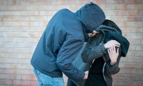 Κηφισιά: Πέντε ανήλικοι χτύπησαν με γροθιές και κλωτσιές δύο νεαρούς και έκλεψαν την μπλούζα του ενός