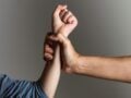 Πάτρα: 50χρονος ξυλοκόπησε βάναυσα την πρώην σύντροφό του σε καφετέρια – Ανθρωποκυνηγητό για να συλληφθεί