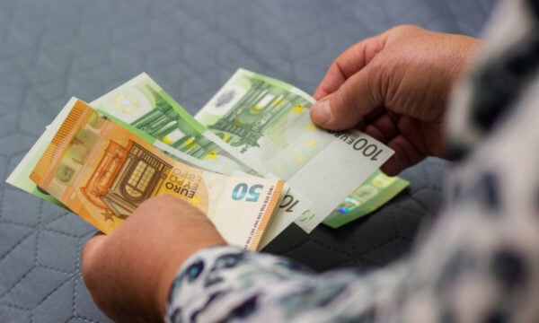 Θεσσαλονίκη: Η οικιακή βοηθός κατηγορήθηκε ότι έκλεψε 50.000 ευρώ από σπίτι, αλλά αθωώθηκε – «Σοκαρίστηκα, σκέφτηκα ότι θα με έδιωχναν από τη χώρα»