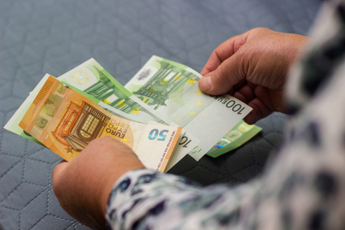 Θεσσαλονίκη: Η οικιακή βοηθός κατηγορήθηκε ότι έκλεψε 50.000 ευρώ από σπίτι, αλλά αθωώθηκε – «Σοκαρίστηκα, σκέφτηκα ότι θα με έδιωχναν από τη χώρα»