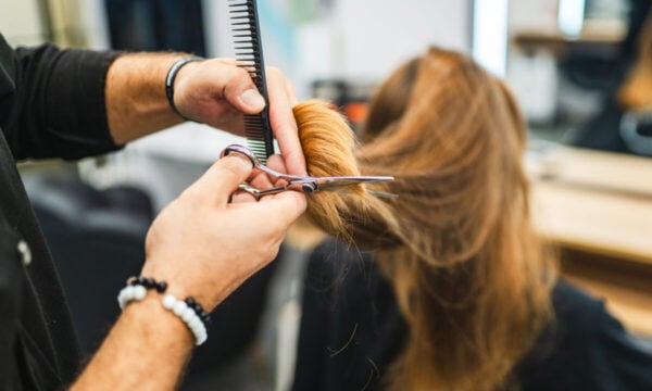 Κατήγγειλαν γνωστό κομμωτή για κλοπή στη Μύκονο: «Εκείνη την περίοδο δεν ήμουν στο νησί» – Τι απαντά ο ίδιος