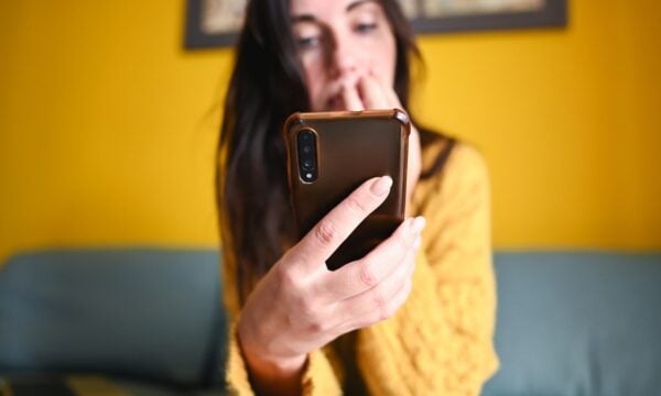 Τηλεφωνικές απάτες με AI: Κλωνοποιούν τη φωνή σου και παγιδεύουν την οικογένειά σου