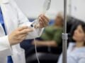 Νέα υπόθεση γιατρού με «μαγικές» θεραπείες: Χορηγούσε ενδοφλέβιες βιταμίνες που κάνουν «θαύματα σε 10 ημέρες»