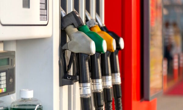 Brent στα 106 δολάρια, αμόλυβδη και ντίζελ στα ύψη – Σε αυξημένη επιφυλακή η κυβέρνηση για να φρενάρει το κόστος