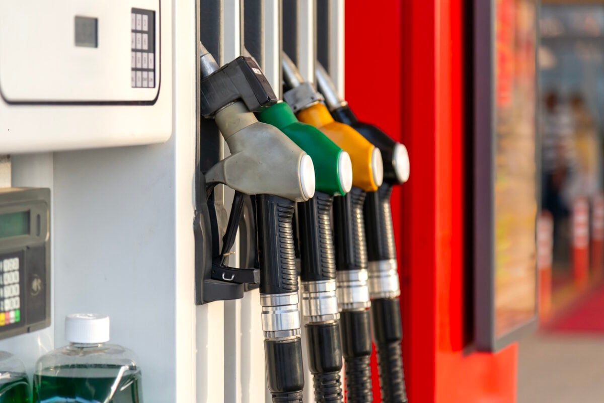 Brent στα 106 δολάρια, αμόλυβδη και ντίζελ στα ύψη – Σε αυξημένη επιφυλακή η κυβέρνηση για να φρενάρει το κόστος