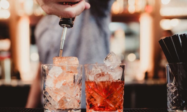 Au Vodka: Δύο συμμαθητές έβγαλαν 75 εκατ. λίρες ο καθένας με την πώληση της βότκας
